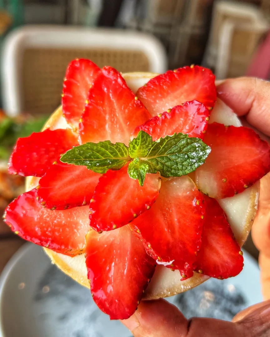Strawberry and White Chocolate Tart by yumbyamna cafe - Strawberry Desserts in Karachi